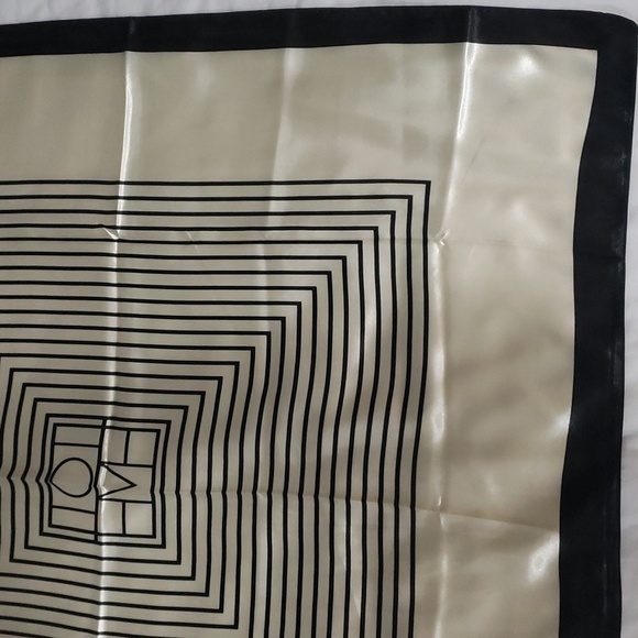 R-696- Women's Scarf Back And Cream Colors NWT - Picture 6 of 8